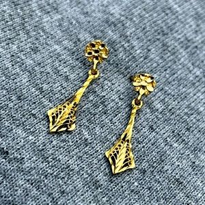 Very Vintage solid gold 18k dangle flower earrings
